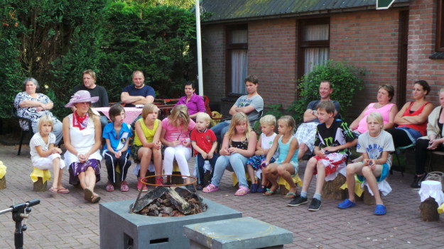 Camping ruimzicht kinderen gezin bezigheden event
