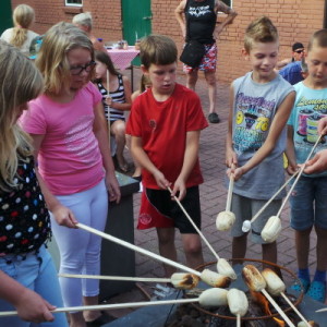 Kinderen activiteiten camping marshmellows roosteren speeltuin