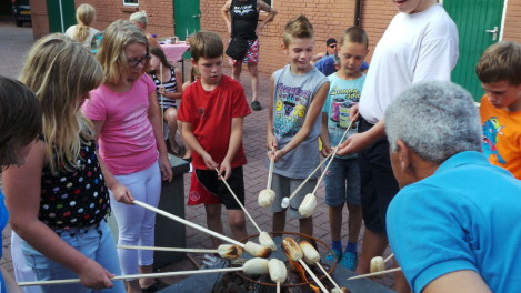 Marsmellows roosteren kinderen kinderpret camperen kamperen