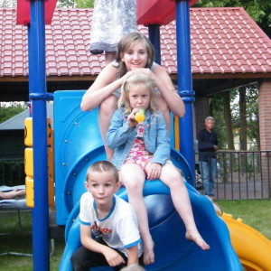 Kinderplezier faciliteiten gezin camping speeltuin glijbaan