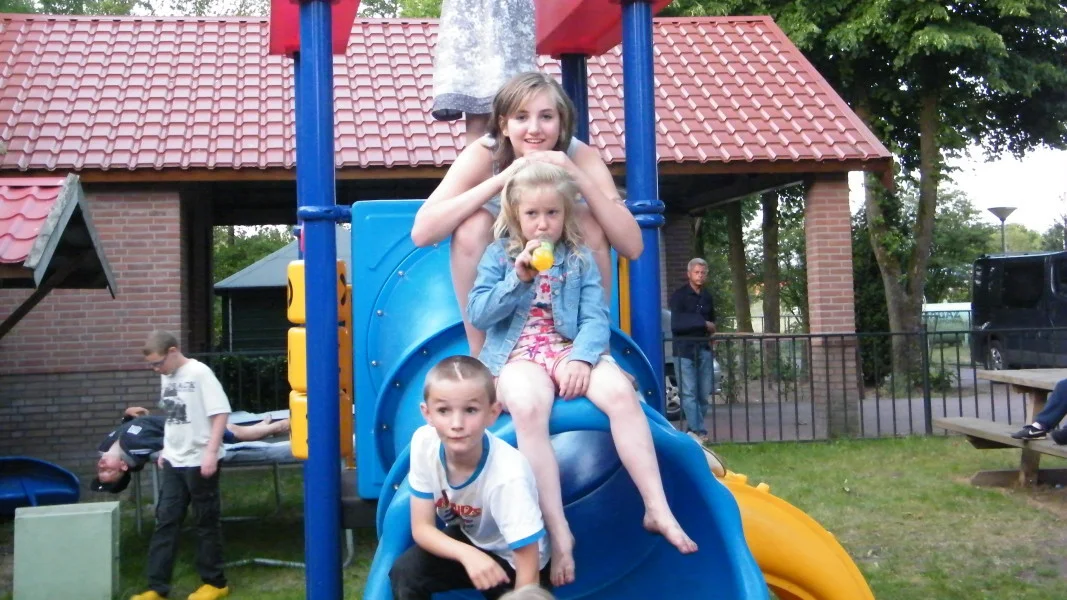 Kinderplezier faciliteiten gezin camping speeltuin glijbaan